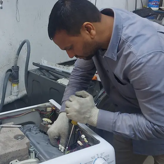 فني من دانة الزهراء أثناء فحص جهاز منزلي
