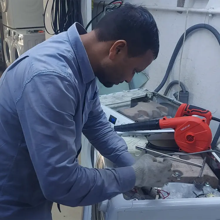 فني متخصص يفحص الغسالة من الداخل ويشخص سبب العطل بدقة قبل بدء التصليح، مع مراجعة الأجزاء الكهربائية والميكانيكية لتحديد المشكلة واختيار الإصلاح المناسب دون تغيير قطع غير ضرورية.